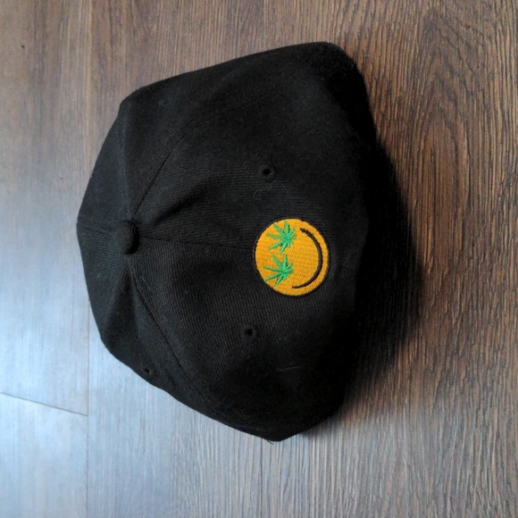 Brand Unknown Flat Bill Black Smiley Face Snapback Hat - Picture 3 of 5